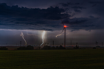 wiatraki , zboże, chmury , niebo, burza, błyskawica © Daniel Folek