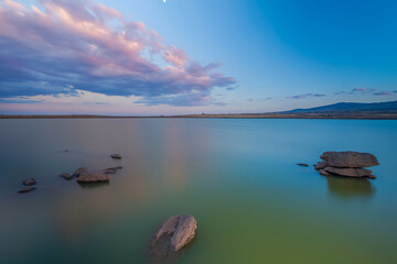 Obraz premium There are many large and small ponds in Karacadağ, at an altitude of 1957 meters, located between Diyarbakır, Mardin and Şanlıurfa. This lake in Alatosun village in the photo is one of them.