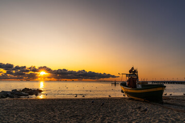 morze , plaża , chmury , sztorm , fale, Bałtyk, morze Bałtyckie, wydmy, statek , kuter, molo , Gdynia  © Daniel Folek