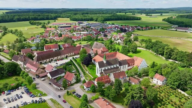 Luftaufnahme von der Ortschaft Heiligkreuztal mit dem M&uuml;nster und dem ehemaligen Zisterzienserinnenkloster