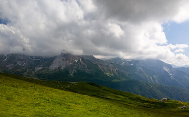 Fototapeta premium Nuages et hautes montagnes