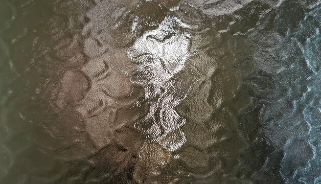 Superficie di vetro bugnato retroilluminata dalla luce solare