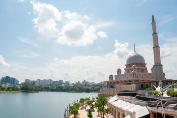 Fototapeta premium View of Masjid Putra Mosque and lake in Putrajaya, Malaysia