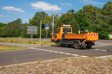 Ein Fahrzeug zur Grünflächenpflege