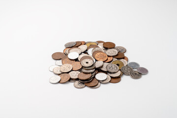 白背景と積み重ねた小銭のイメージ