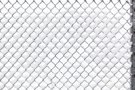 Maschendraht mit Schnee bedeckt. Architektur Detail im Schnee. Wetterauswirkung auf Architektur. Wire mesh covered with snow. Architectural detail in the snow. Weather effect on architecture.