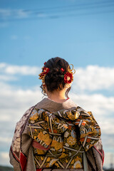 成人式の振袖着物を着た女性の後ろ姿