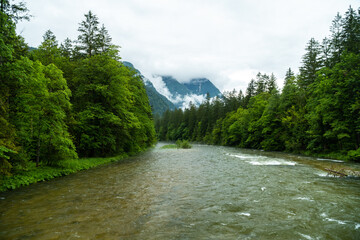 Die malerische Traun und das beeindruckende Bergpanorama in Obertraun, bei Hallstatt,...