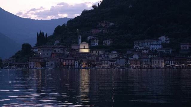 tramonto sul Lago d'Iseo, Monte Isola con il Borgo di Peshiera Maraglio