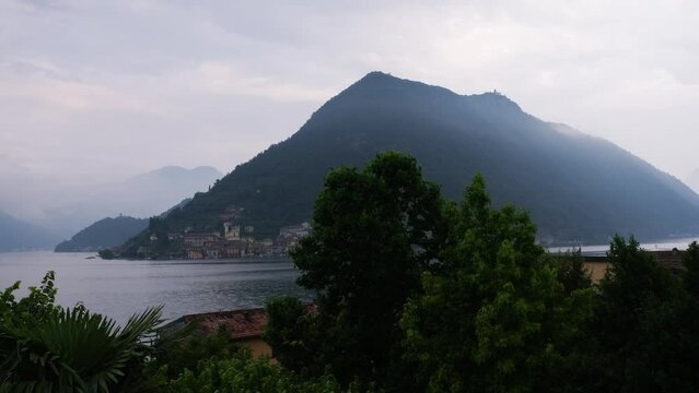 Time lapse, Monte isola al mattino con la foschia che si dissolve, inizia a piovere, gocce di pioggia sull'obiettivo, veduta da Sulzano verso il  Borgo di Peshiera Maraglio 
