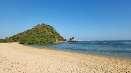 Obraz premium View of Kuta Mandalika beach, with clear blue sky and turquoise ocean, Lombok West Nusa Tenggara - Indonesia l in summer. This beach is famous for its pepper-shaped sand