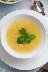 Sopa de fideos con pollo y hojas de hierbabuena