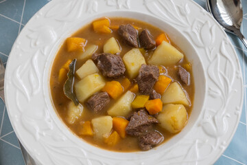 Estofado de ternera con patatas y zanahorias