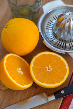 Naranjas y exprimidor