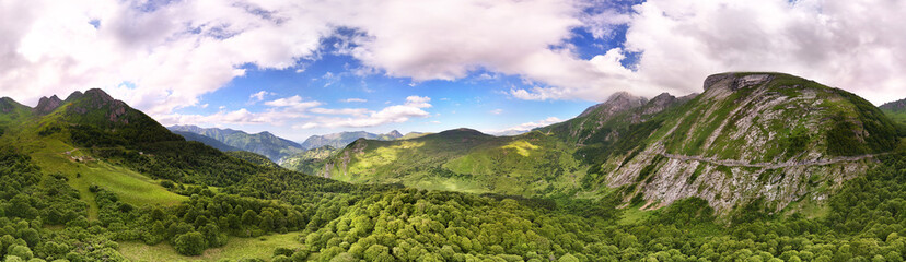 Grand panorama de montagne