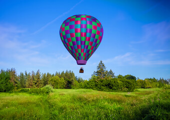 Obraz premium Hot Air Balloon in green landscape