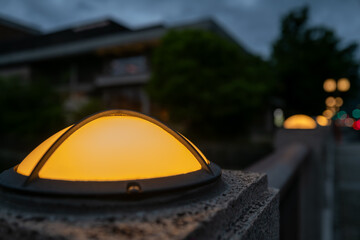 夕暮れの街中にあるオレンジの街灯