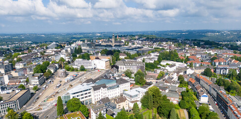 Panorama Luftaufnahme des Stadtkegels von Remscheid. Rathaus und Waterbölles im Zentrum.