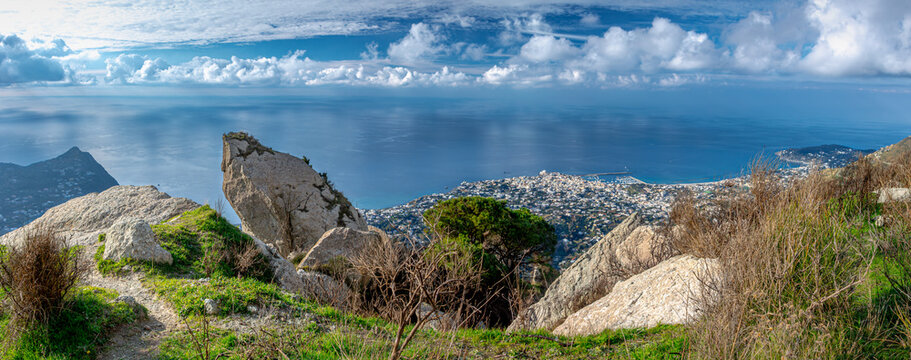 Panorama del Comune di Forio dal Monte Epomeo. Baia e porto di Forio d'Ischia. Citt&agrave;, mare e costa viste dall'alto. Distesa d'acqua. Mar mediterraneo. Isola di Ischia. Napoli. Campania. Italia