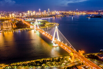 Fototapeta premium 中国海南省海口市世纪大桥城市天际线