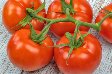 tomates en grappe, en gros plan, sur une table en bois	