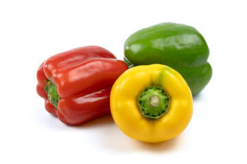 poivrons rouge, vert et jaune, isolés sur un fond blanc