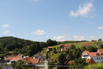 krajobraz okolic z niebem i dolinami © Katarzyna