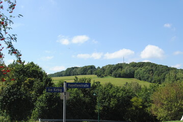 krajobraz okolic z niebem i dolinami © Katarzyna