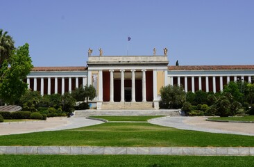 Obraz premium Front view of the archeological museum of Athens and its garden
