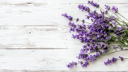 Obraz premium Fresh flowers of lavender bouquet top view on white wooden background