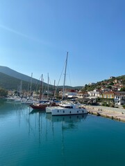 przycumowane jachty na greckiej wyspie skiathos © Katarzyna