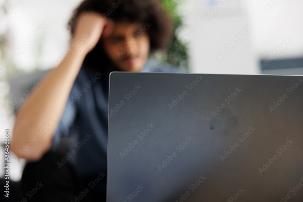 Aufkleber start up company employee solving difficult business tasks and working on laptop in business office.