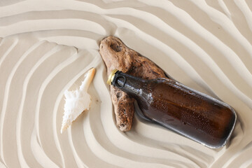 砂浜に置いた瓶ビール