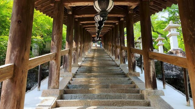 奈良 総本山長谷寺の登廊と吊灯籠