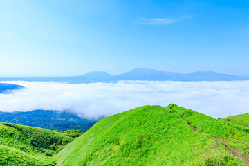 初夏の大観峰から見た雲海と景色　熊本県阿蘇市　Sea of ​​clouds and scenery seen from Daikanbo in early summer. Kumamoto Pref, Aso City.