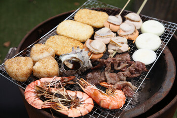 炭火で海鮮などを焼く様子