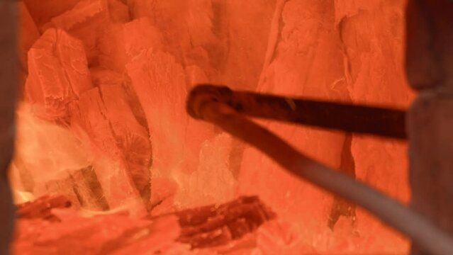 참숯 공장 돌가마 안에서 새빨갛게 불타고 있는 참숯 꺼내기 확대3(열기+불꽃+불씨+장작+목탄+목재+화염+숯불)