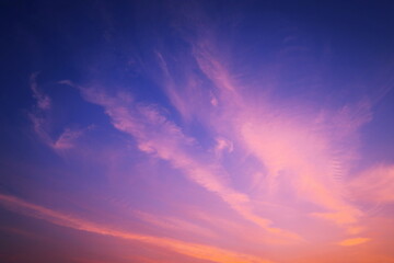 青空に伸びる朝焼け雲