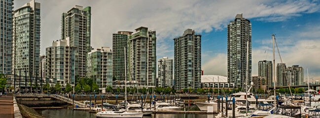 Obraz premium Panoramic view of one of the marinas with a skyscraper cityscape in the background at Vancouver, British Columbia, Canada on a nice spring day_05252008_003.