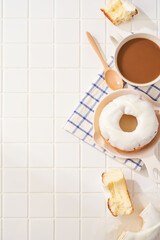 白いアイシングドーナツとカフェオレの美味しいひととき