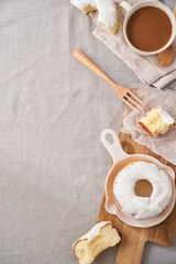 白いアイシングドーナツとカフェオレの美味しいひととき