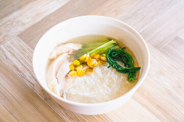 とうふ麺で冷やし鶏だしそうめん