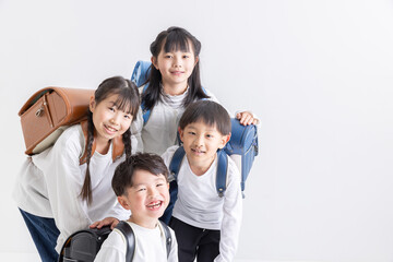 ランドセルを背負った笑顔の小学生