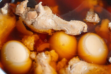 調理中の鶏手羽元とたまごの甘辛煮
