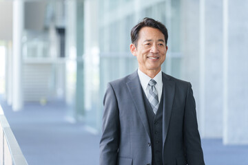 オフィスで働くビジネスマン