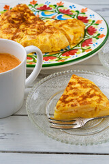 スペイン料理のジャガイモのトルティージャ（スペイン風オムレツ）とスペインのスープ ガスパチョ コピースペースあり
Spanish Tortilla de patatas (Torilla Española, Spanish omelette, Spanish Tortilla) and Spanish soup Gazpacho,copy space available
