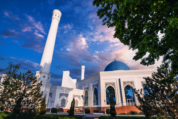 Fototapeta premium exterior of the modern white Islamic Masjid Minor Mosque in Tashkent in Uzbekistan on background of blue sunset sky in summer
