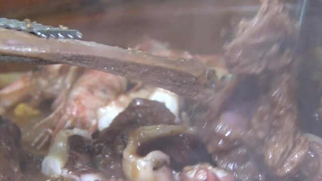 고기와 채소가 들어간 맛있는 전골요리