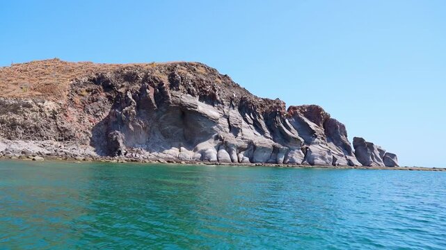Isla Espiritu Santo's rocky shores on a sunny day