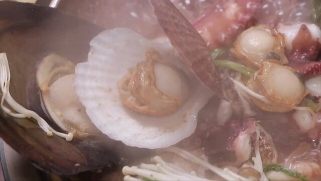 다양한 조개류와 문어가 들어간 해산물 전골